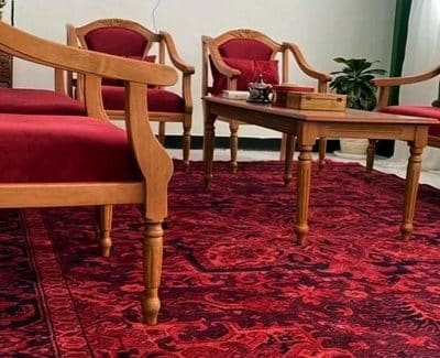 مبل با فرش قرمز