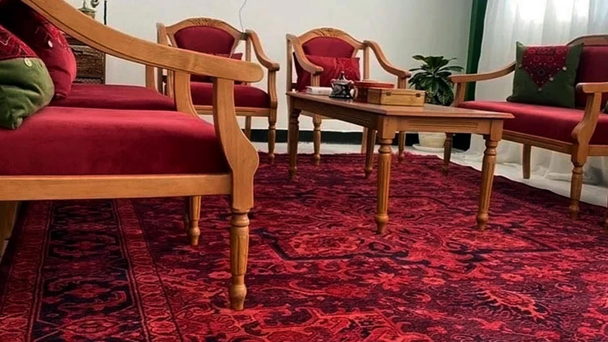 مبل با فرش قرمز